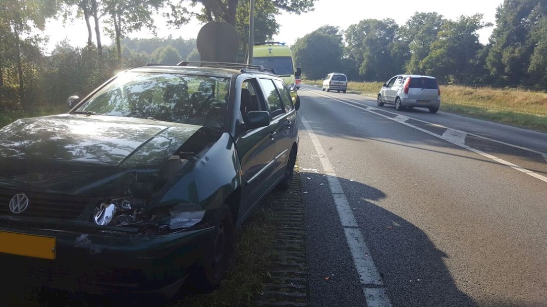 Scooterrijder veroorzaakt botsing tussen drie auto's in Ambt Delden