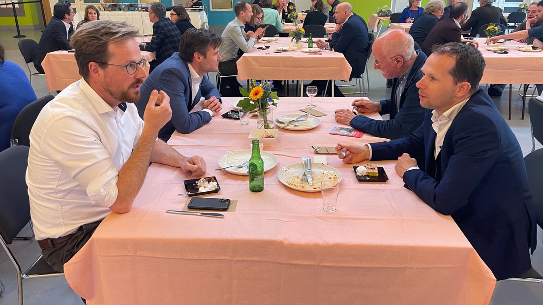 Vertrekkende en blijvende raadsleden eten nog één keer samen