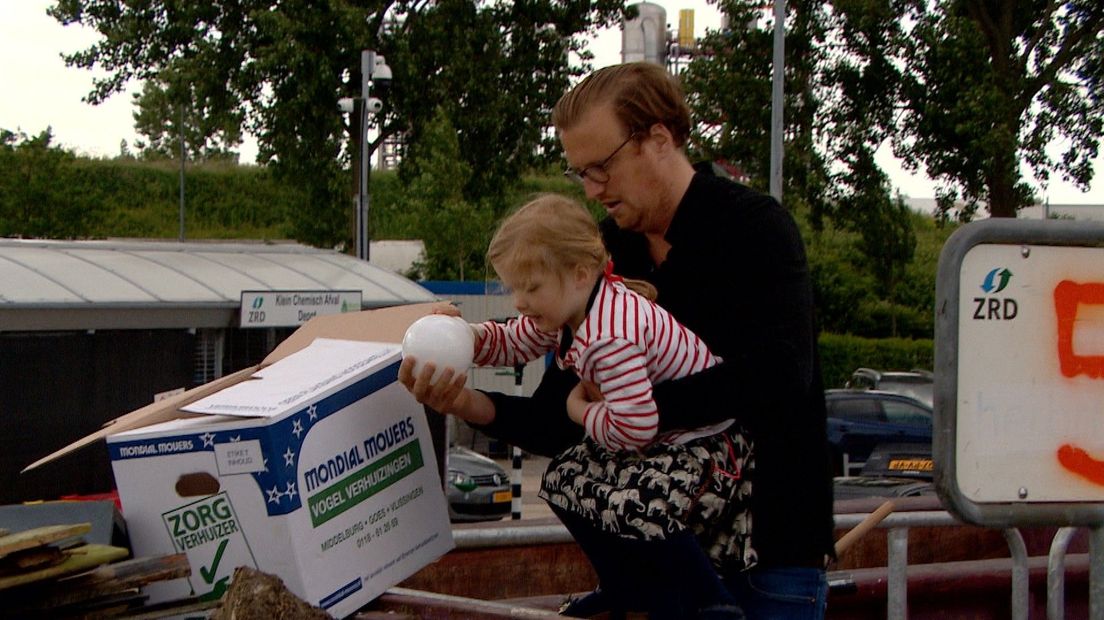 Laurens met zijn dochter bij milieustraat