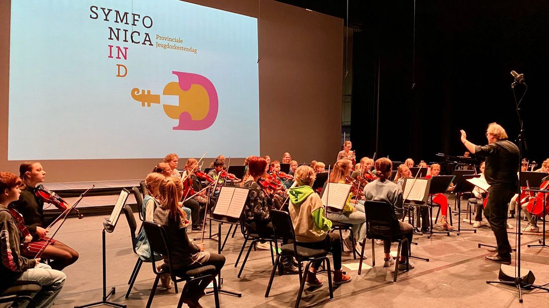 Kinderen hebben de hele dag hard gerepeteerd in het Atlas Theater in Emmen