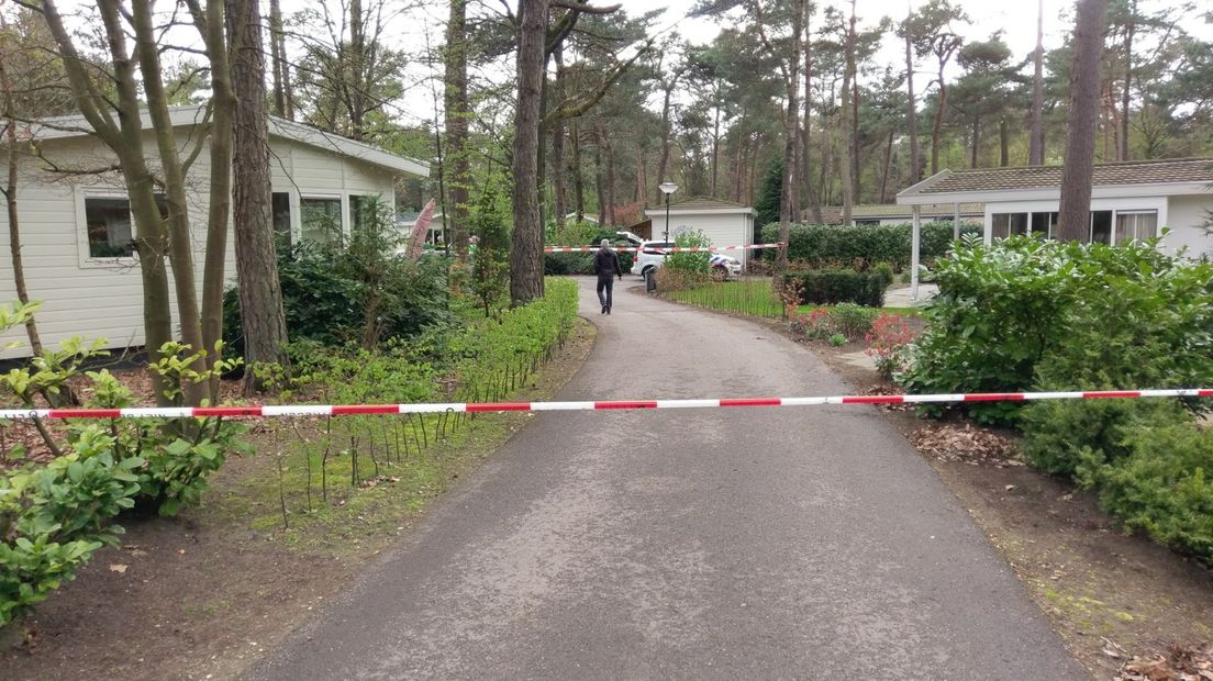 Op een vakantiepark in Beekbergen is op eerste paasdag een dode gevonden.
