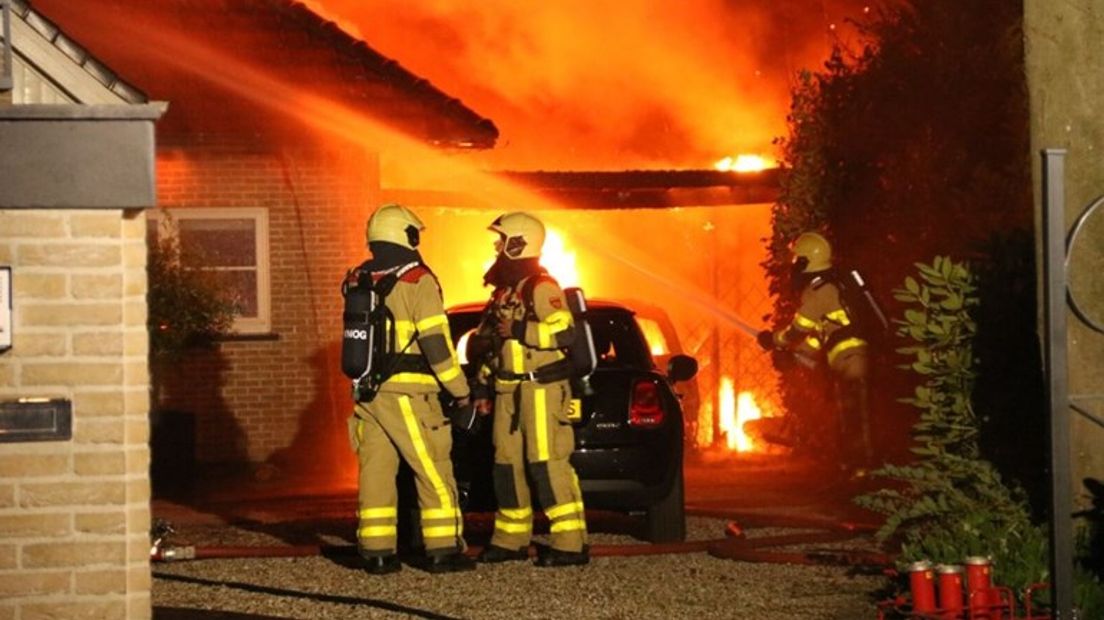 Brandweerlieden in actie bij de villa.
