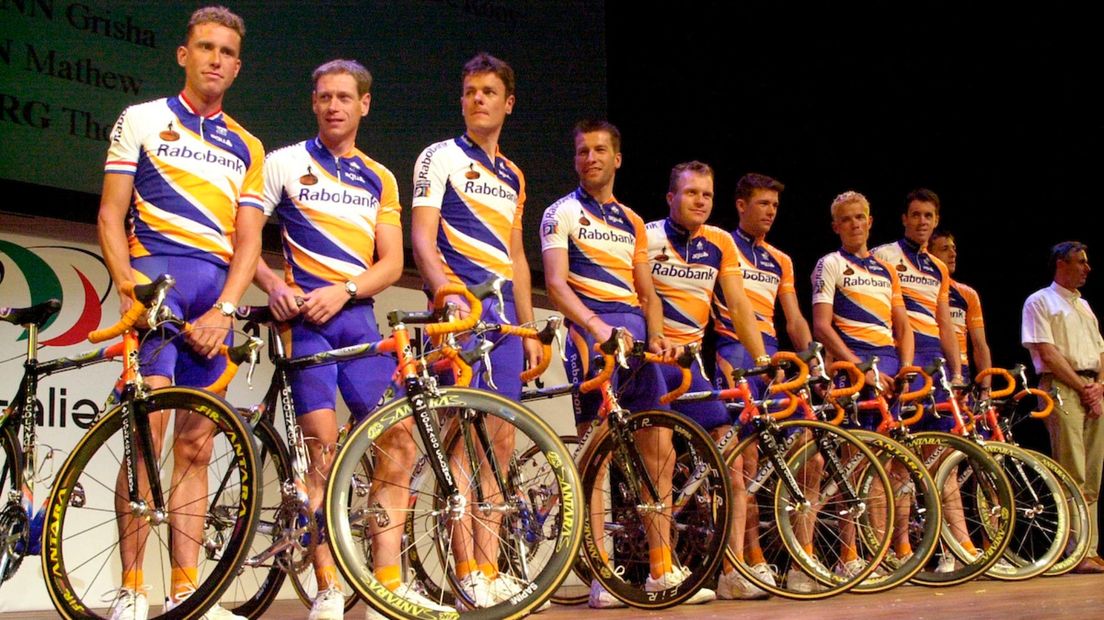 Jan Boven (tweede van links) bij de ploegenpresentatie, met links van hem kopman Michael Boogerd