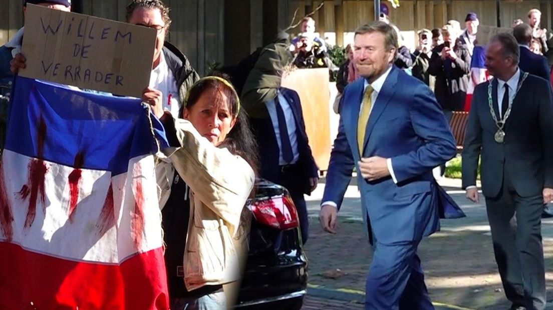 Demonstranten roepen "schaam je kapot" bij aankomst koning Willem-Alexander bij Radboudumc
