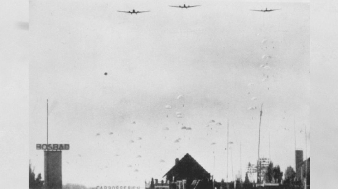 Parachutisten boven Den Haag