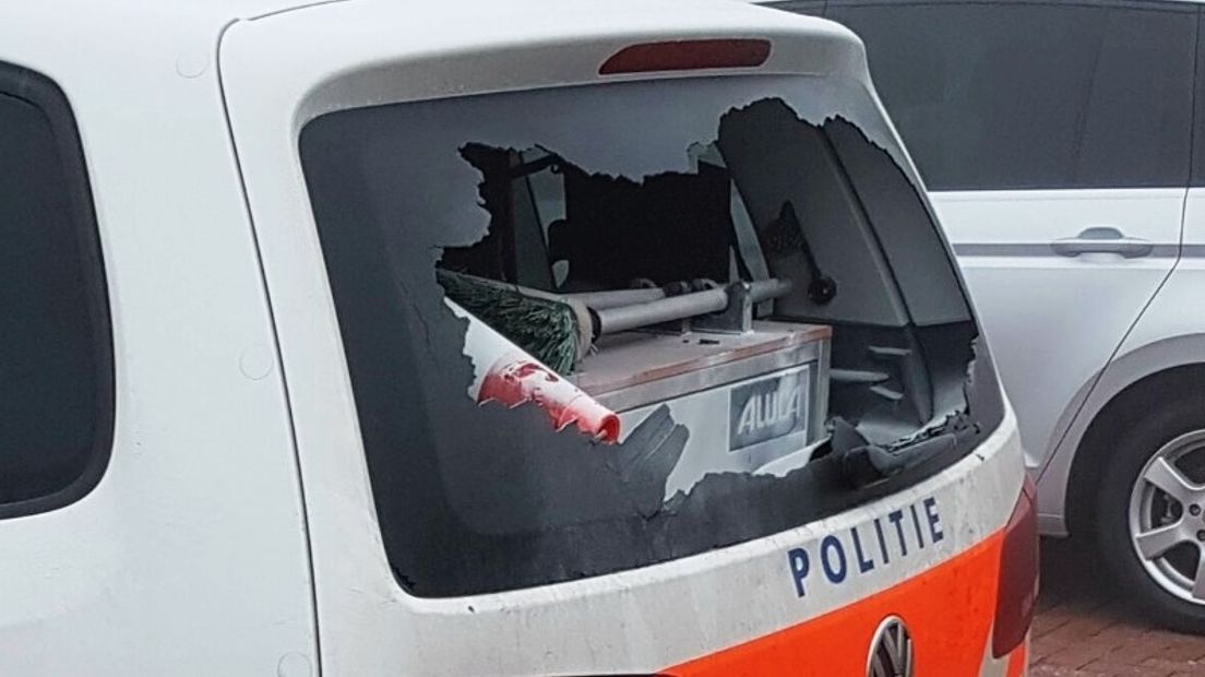 Vandalen vernielen autoruiten van politieauto's