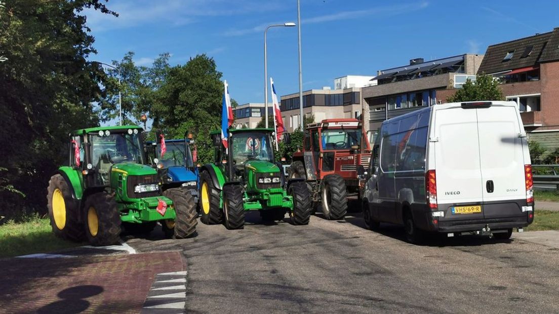 Meerdere trekkers blokkeren de ingang van de fabriek.