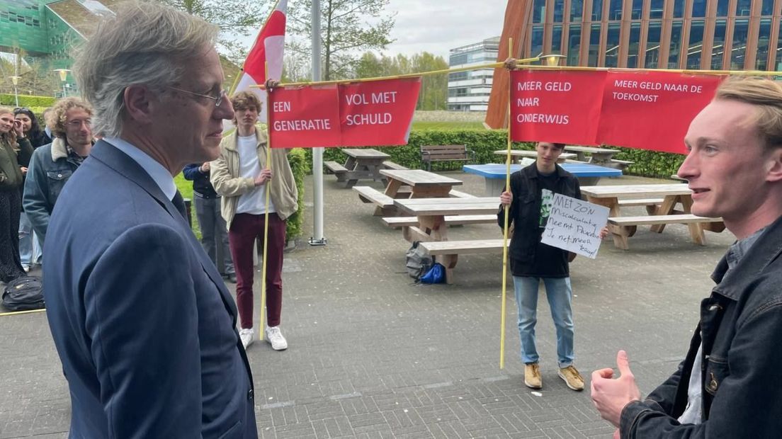 Minister Robbert Dijkgraaf bij het protest van studentenbeweging #nietmijnschuld