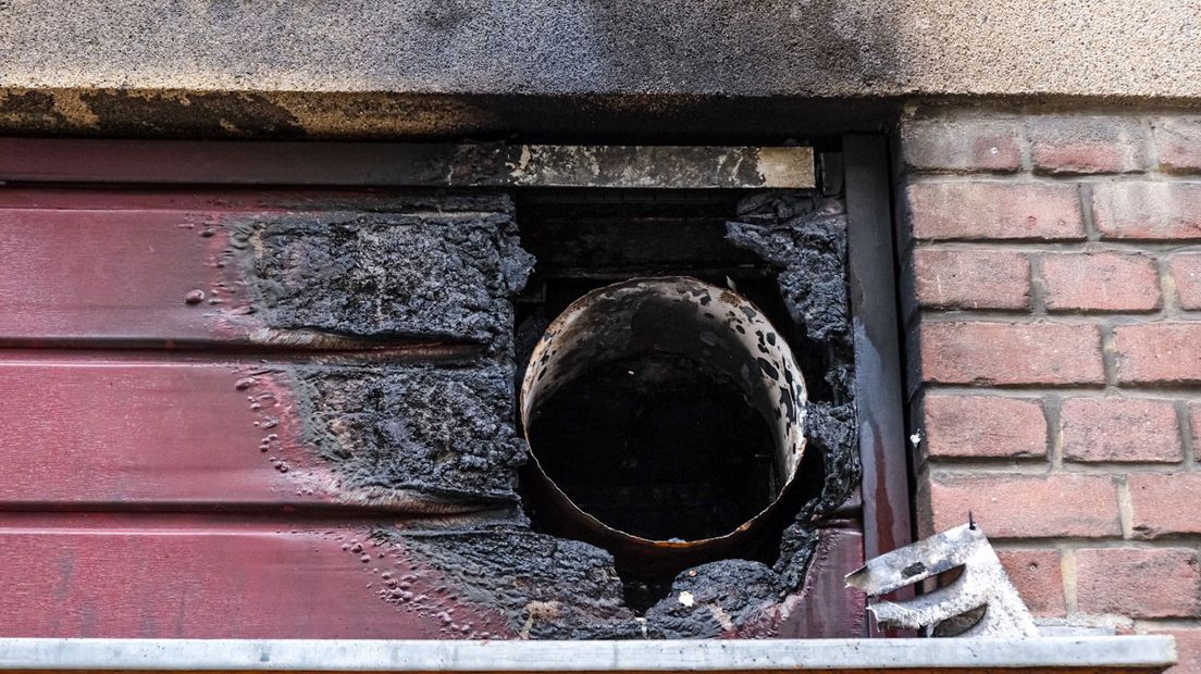 Een deel van de schade na de brand in de Vier Heemskinderenstraat