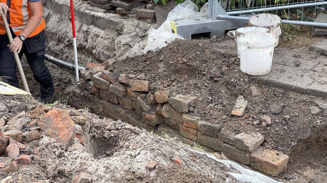 De fundaties van een oude herberg in Holwierde