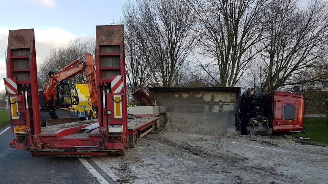 Vrachtwagen Vol Zand Kantelt Bij Sint Jansklooster - RTV Oost