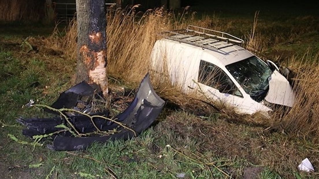 Dronken bestuurder gewond bij botsing tegen boom