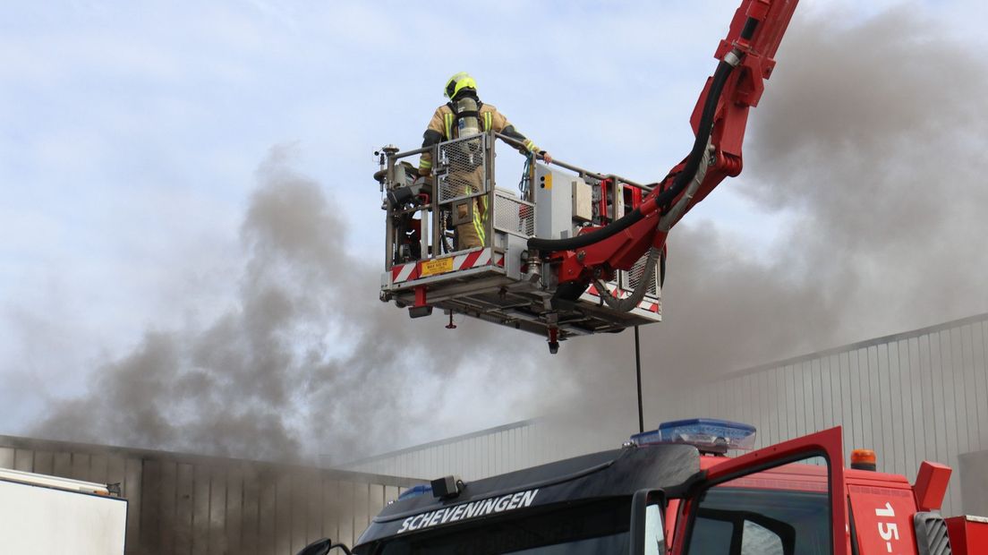 Bij de brand op de Scheveningse Visafslag komt veel rook vrij