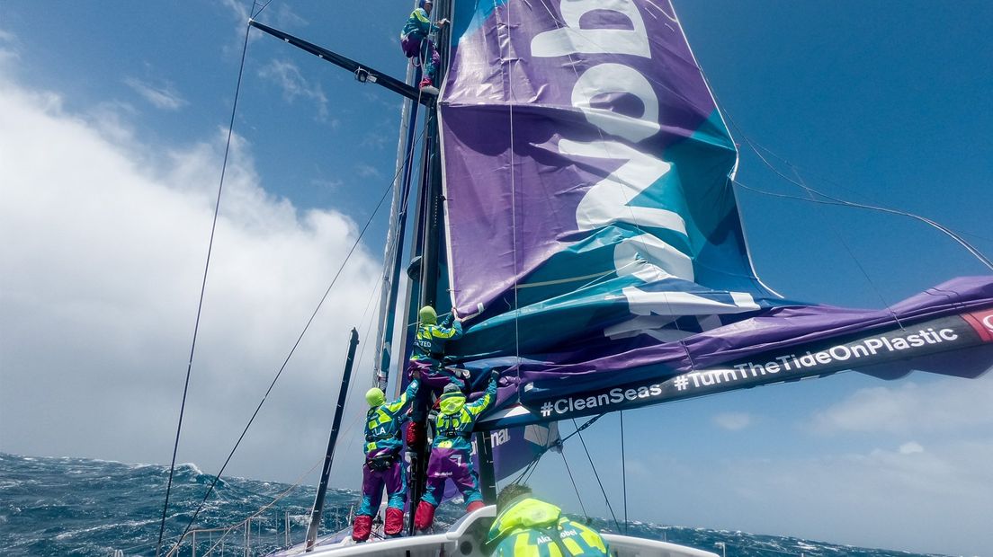 Beschadigde mast Team AkzoNobel