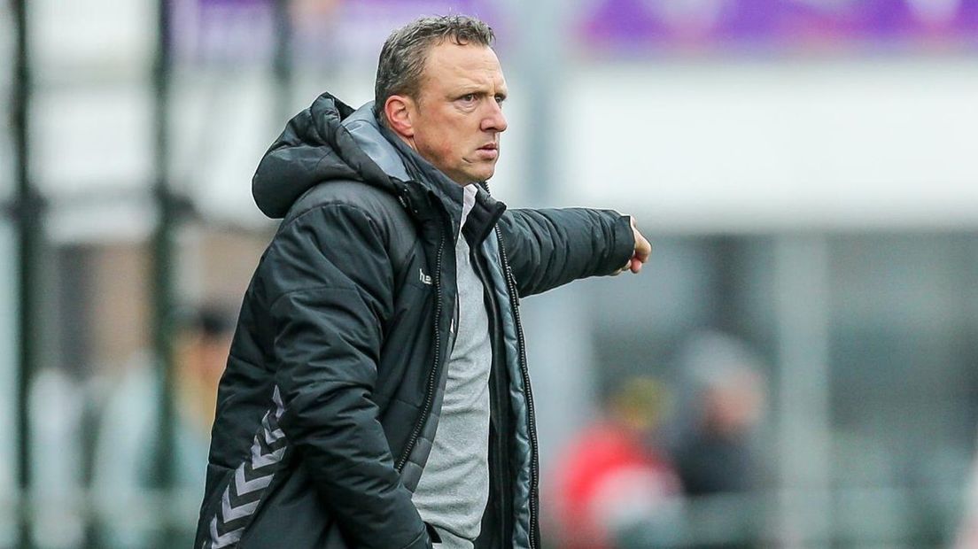 SJC-trainer Sjaak Polak geeft aanwijzingen. 