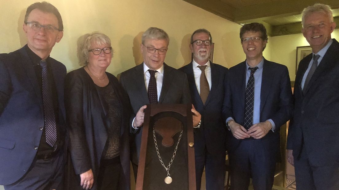 De burgemeesters van Grootegast, Marum, Zuidhorn en Leek dragen hun ambtsketen over.