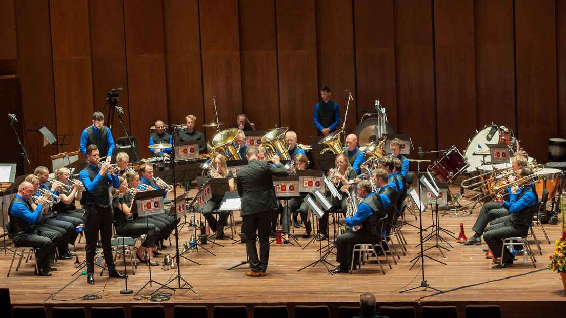 De Provinciale Brassband Groningen onder leiding van Richard Visser