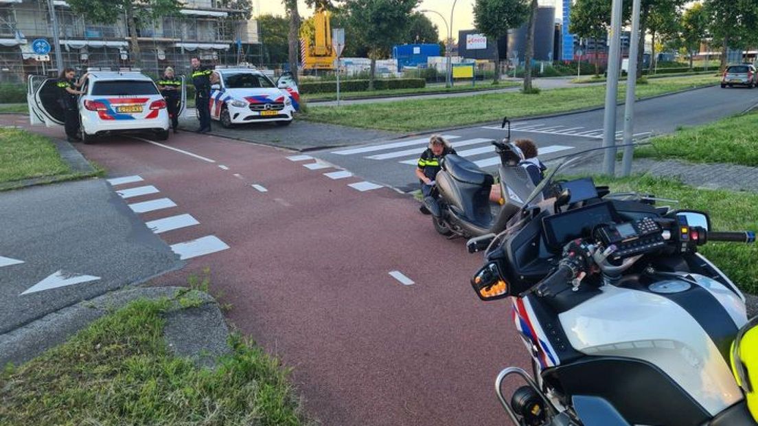 De aangereden scooterrijder met politie aan de Willem Dreeslaan in Zoetermeer