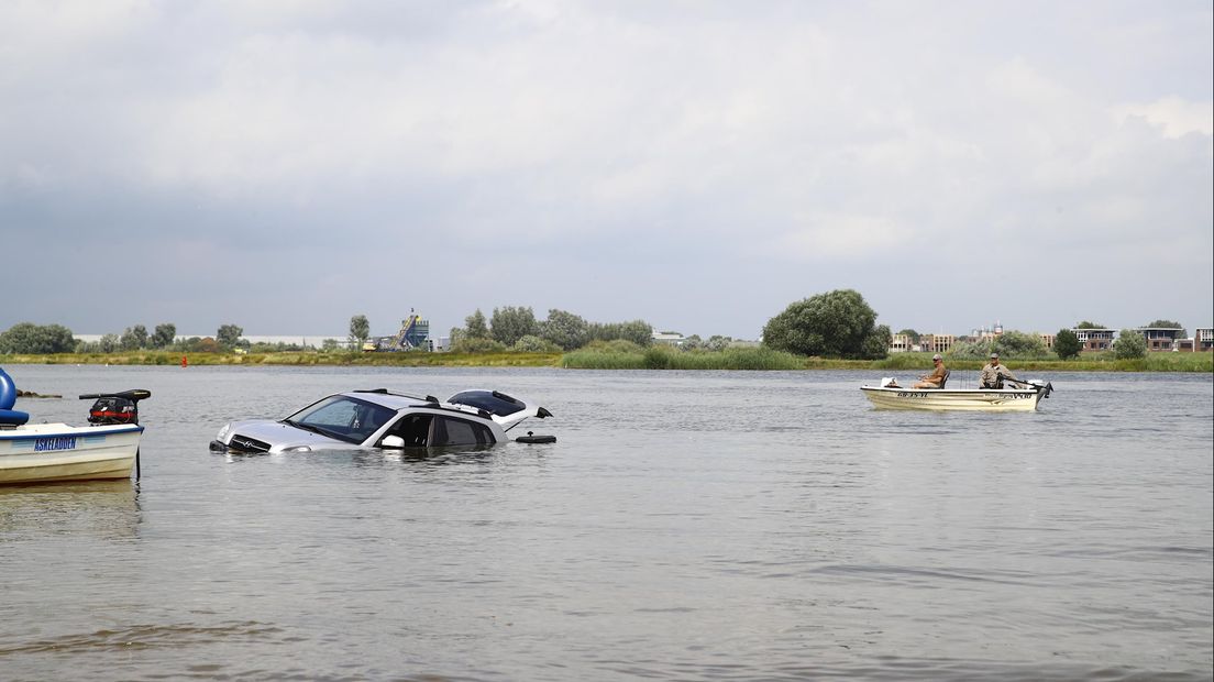Auto belandt in de IJssel bij Kampen
