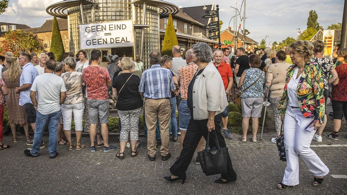 Inwoners van Albergen draaien burgemeester Wilmien Haverkamp en wethouder Ursula Bekhuis de rug toe vlak voor de infoavond
