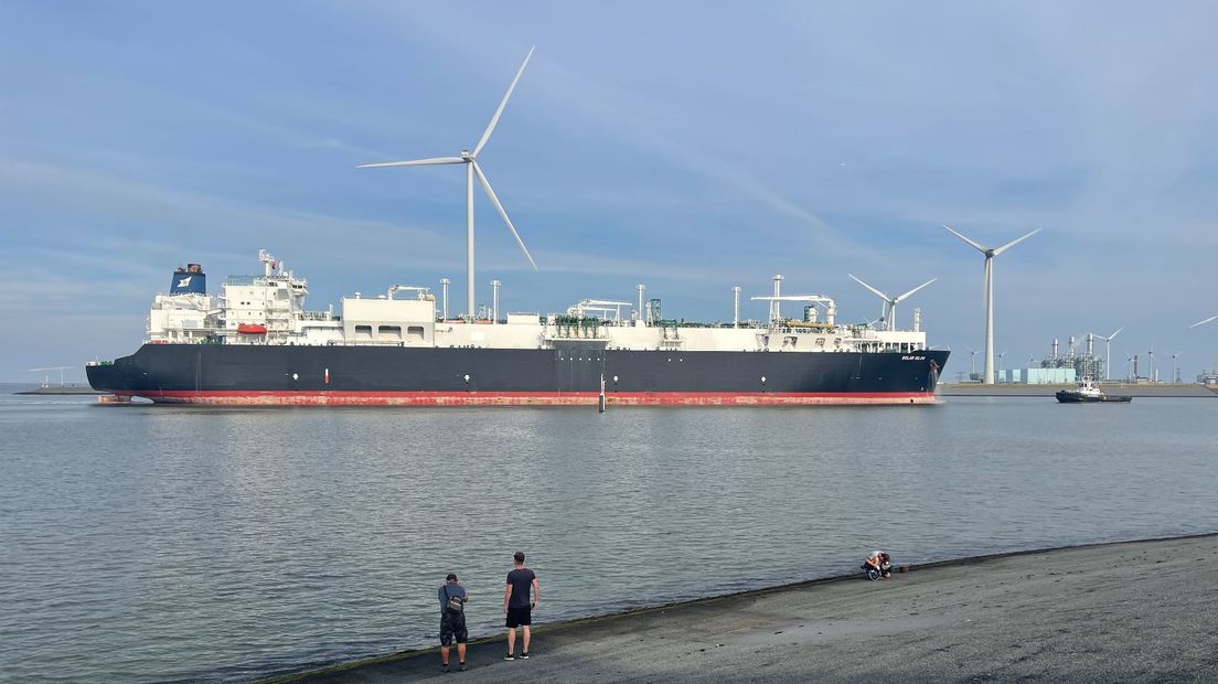 Het schip komt aan in de Eemshaven