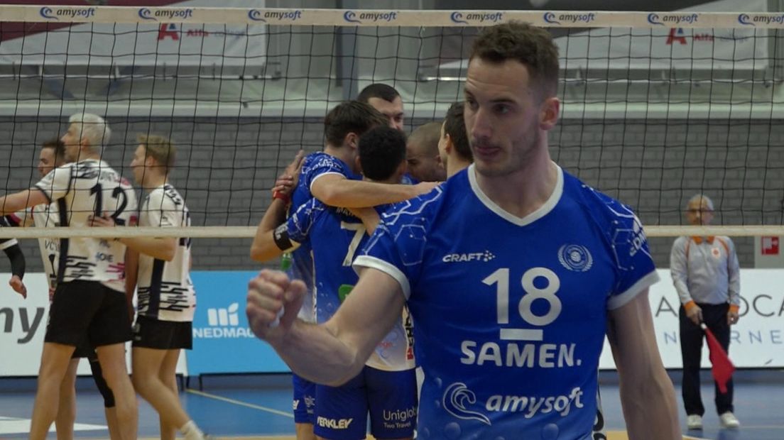 Dennis Borst juicht na een punt, met een shirt waarop de sponsornaam van Amysoft prijkt