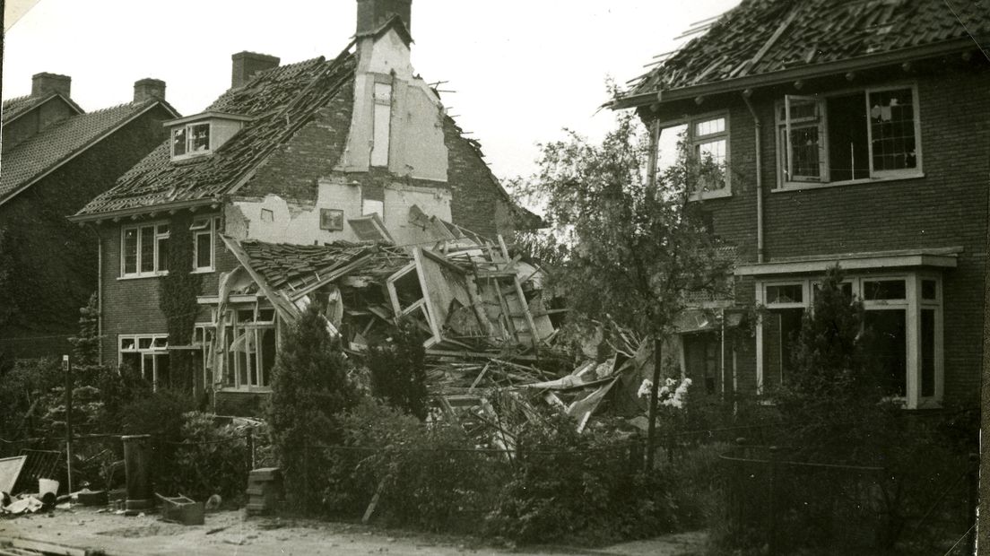 Bijna 75 jaar nadat een huizenrij aan de Karthuizerstraat vol werd getroffen door een verdwaalde Engelse bom, herinnert een zin op straat nu aan die gebeurtenis. De gemeente Arnhem koos in totaal vijf verhalen die zo ter plekke vertellen over onbekende gebeurtenissen tijdens de Slag om Arnhem.