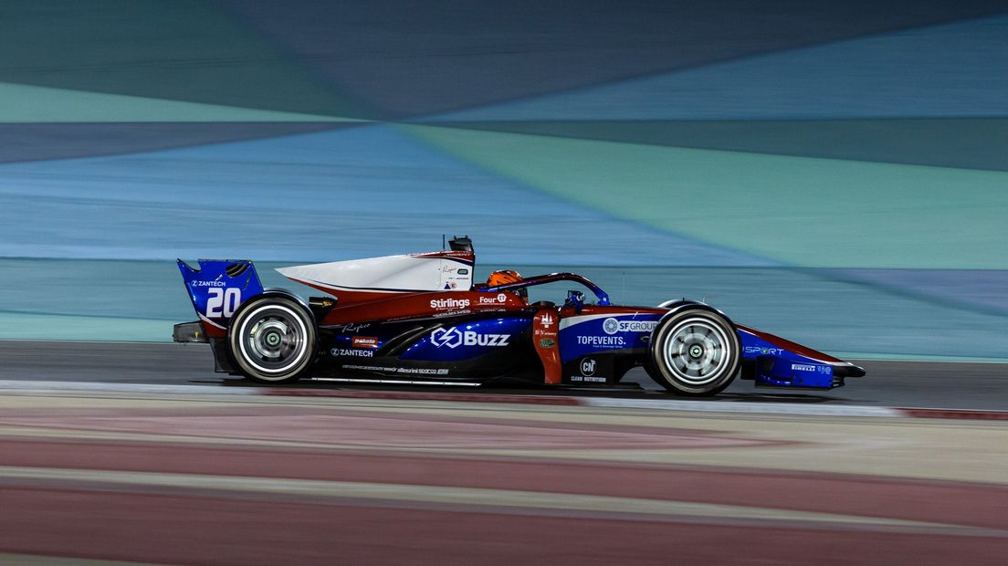 Richard Verschoor in de auto van zijn team Trident Racing