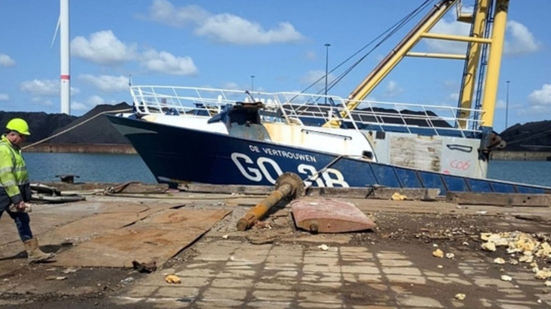 Op de kade de restanten van de GO-48. Zusterschip GO-38 wacht nog op de kettingzaag