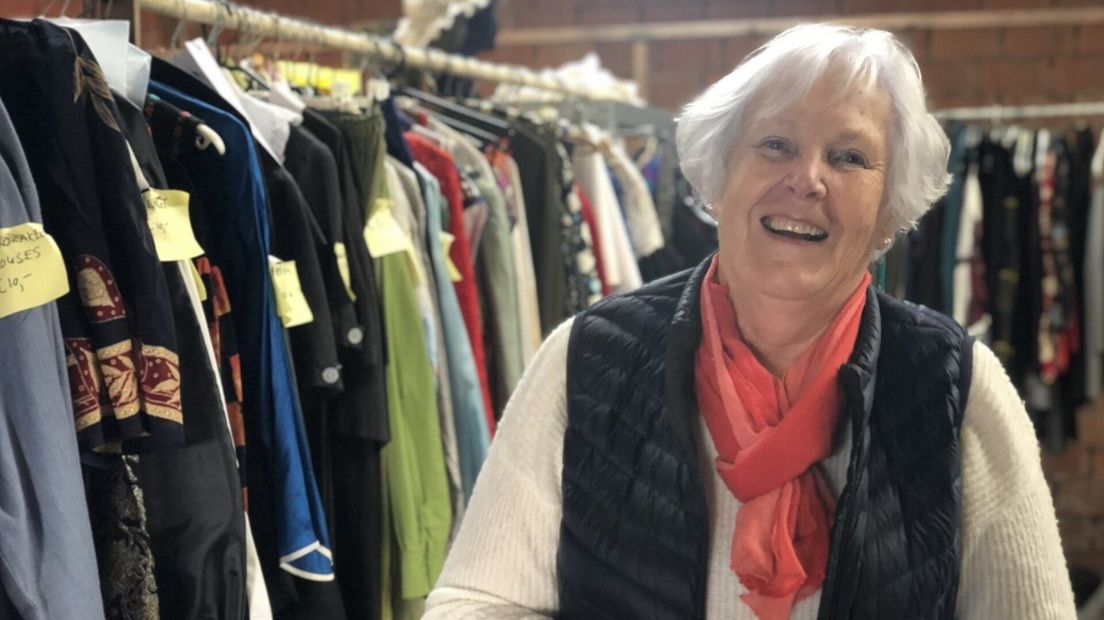 Een zeecontainer vol theaterkleding te koop: 'Dit zijn de pareltjes