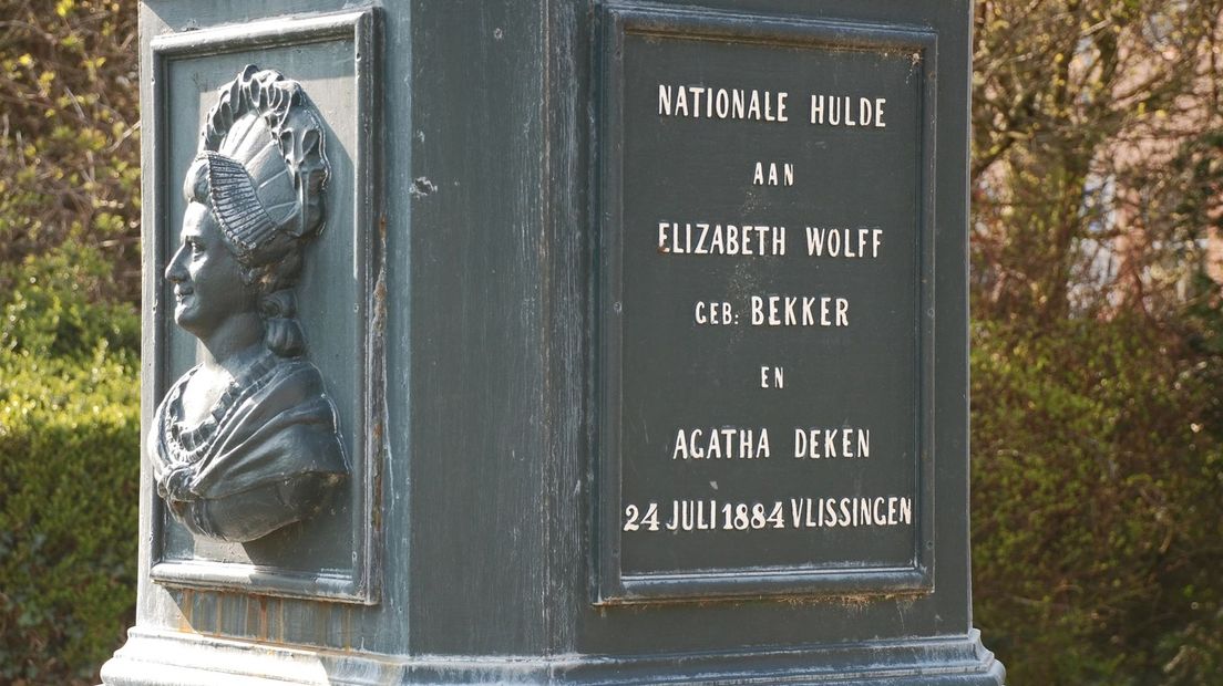 Betje Wolff op de fontein aan het Bellamypark in Vlissingen