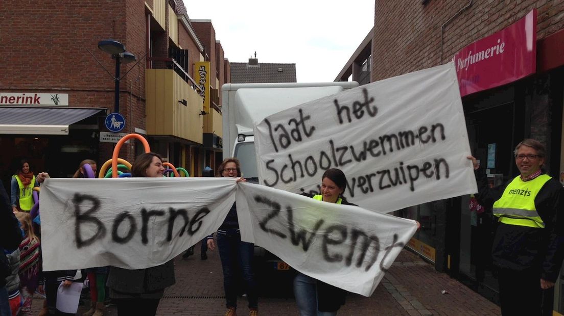 Protestactie tegen bezuinigingen op schoolzwemmen door Borne