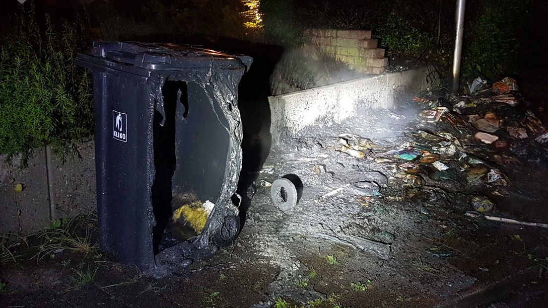 Eén van de kliko's die vannacht in brand vloog.