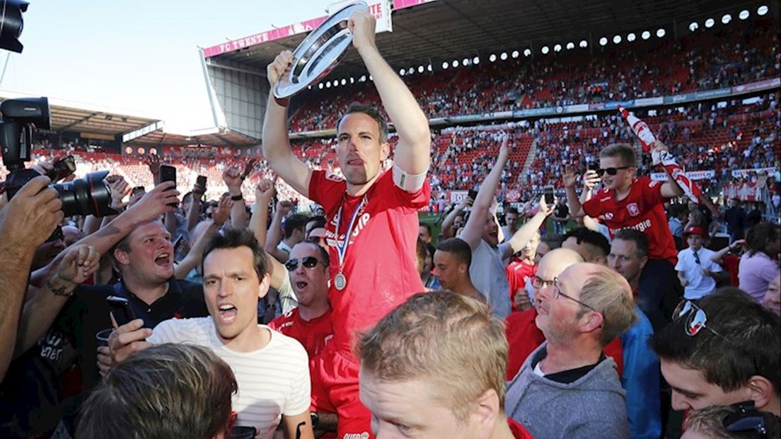 Wout Brama met fans op het veld na het behalen van het kampioenschap