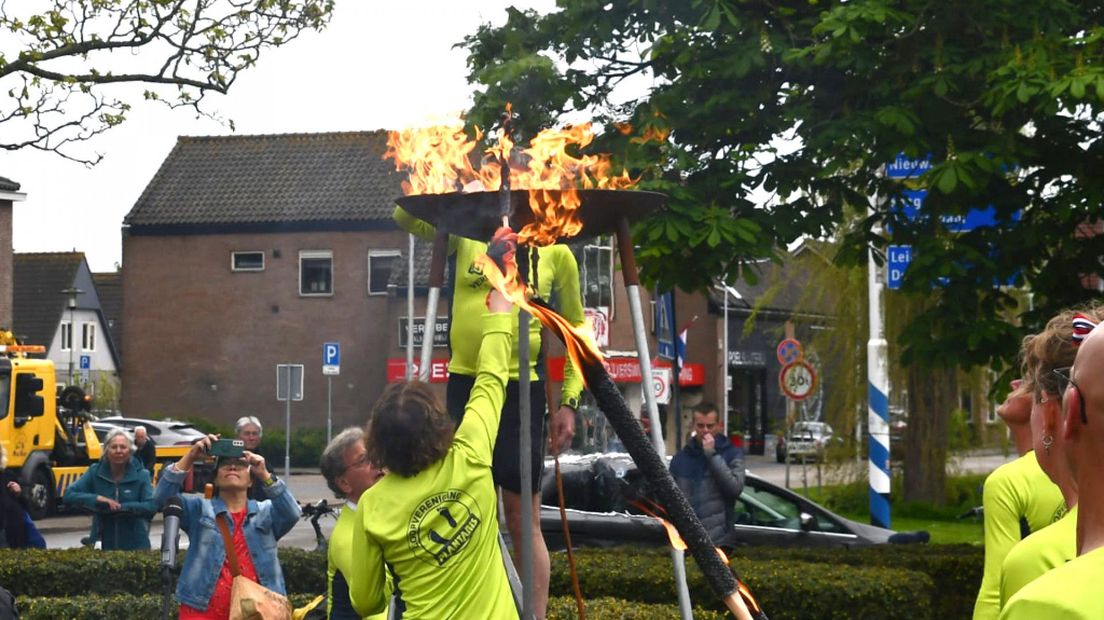 In Roelofarendsveen werd na jaren van afwezigheid weer het bevrijdingsvuur ontstoken