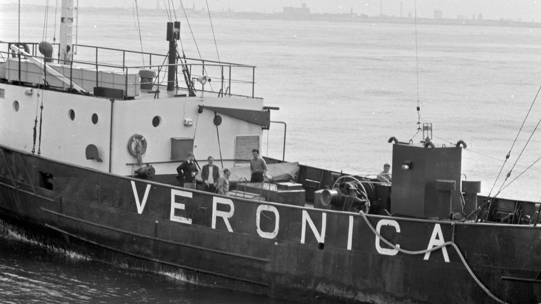 Het schip van Radio Veronica voor de Scheveningse kust I
