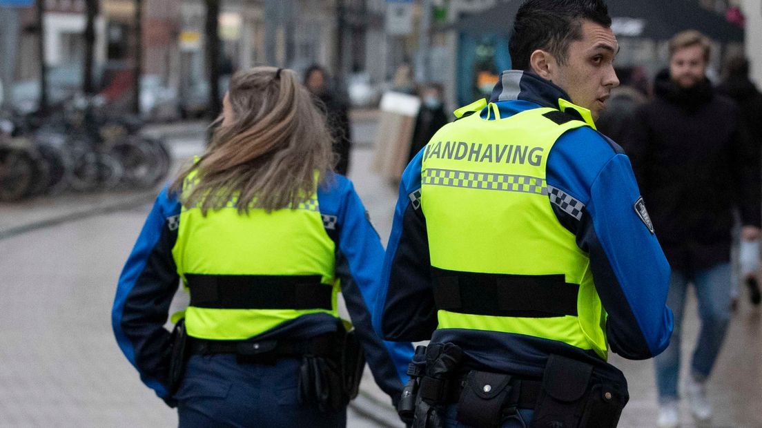 Handhavers actief in de binnenstad van Groningen