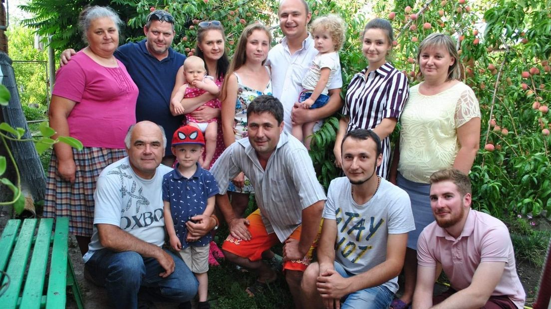 Tatiana (staand, derde van links) en haar familie in 2018