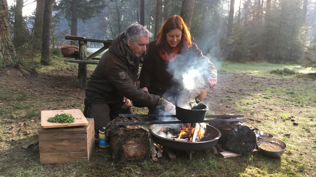Leah Groeneweg en Tim Horneman koken uit de natuur (Rechten: RTV Drenthe/Annelies Hemeltjen)