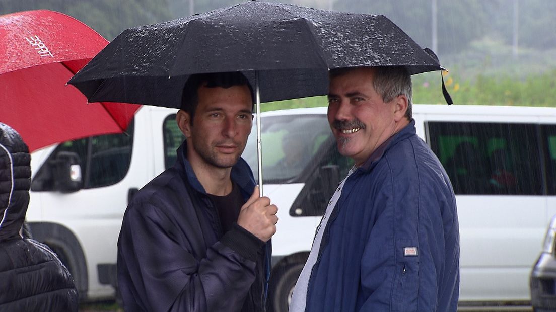 Roemeense werknemers bij de poort van Yara