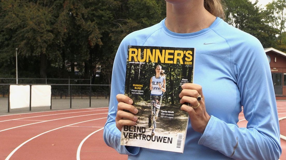Tjarda Struik met het Runner's tijdschrift. Samen met poedel staat ze op de cover