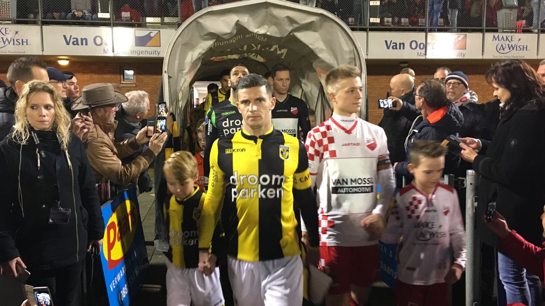 Met fakkels en spreekkoren namen duizenden fans van Vitesse vrijdagavond afscheid van de spelersgroep van de Arnhemse club. De spelers vertrokken vanavond per bus naar een trainingslocatie om zich daar verder voor te bereiden op de bekerfinale tegen AZ op zondag.