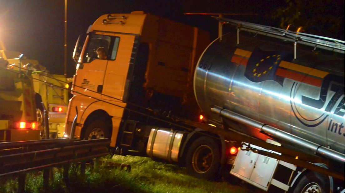 Vrachtwagenchauffeur 'de Weg Kwijt' Op A1 Bij Deventer En Botst Tegen ...