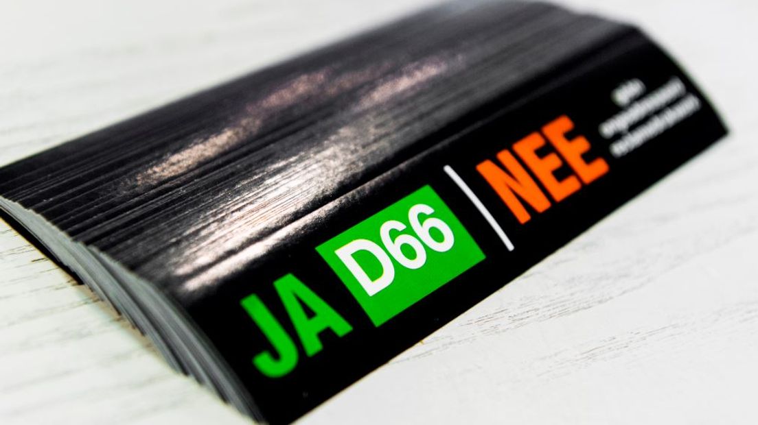 Een campagnesticker van D66.