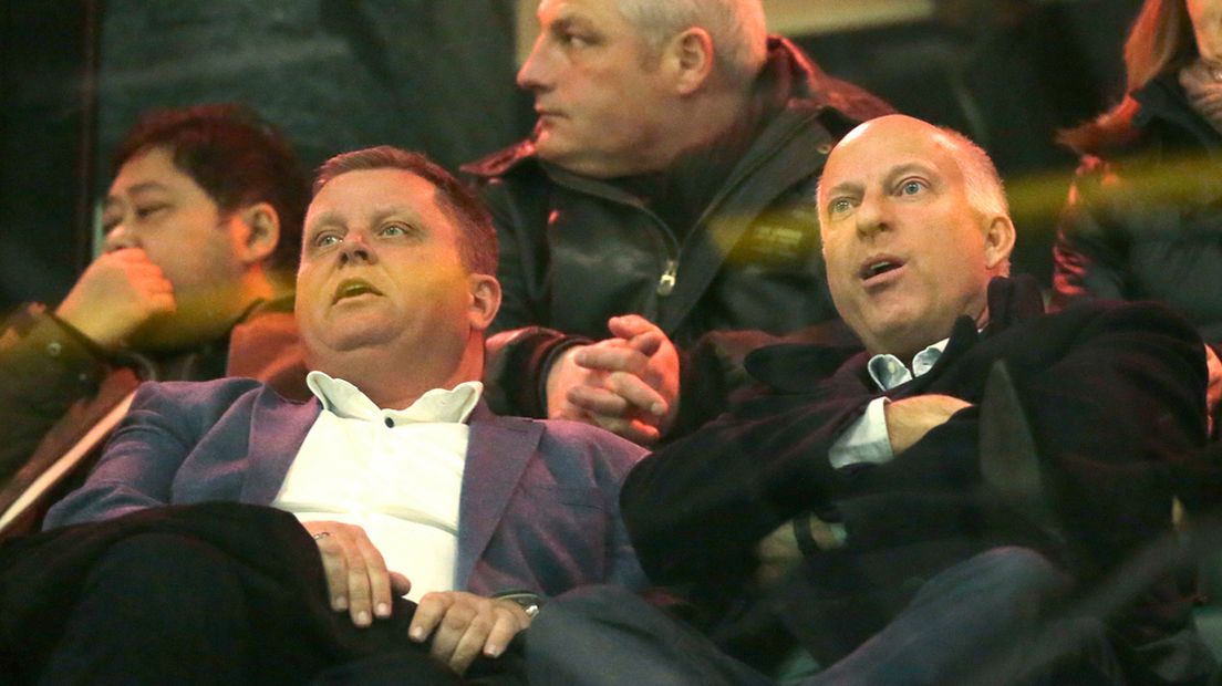 Paul Beijersbergen (links) en Mark van der Kallen op de tribune bij ADO Den Haag