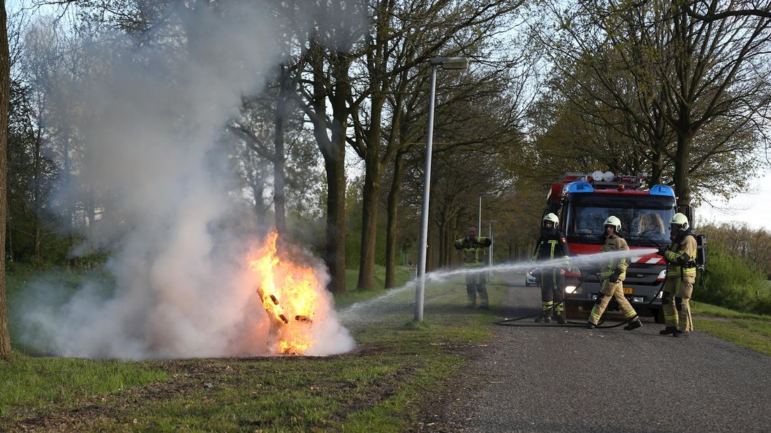 Parkbankje vat vlam in Almelo