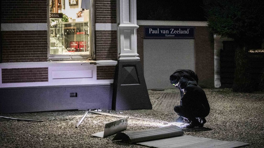 Inbrekers hebben in Velp afgelopen nacht een kraak gezet bij juwelier Paul van Zeeland. De politie zocht met een helikopter naar de daders.