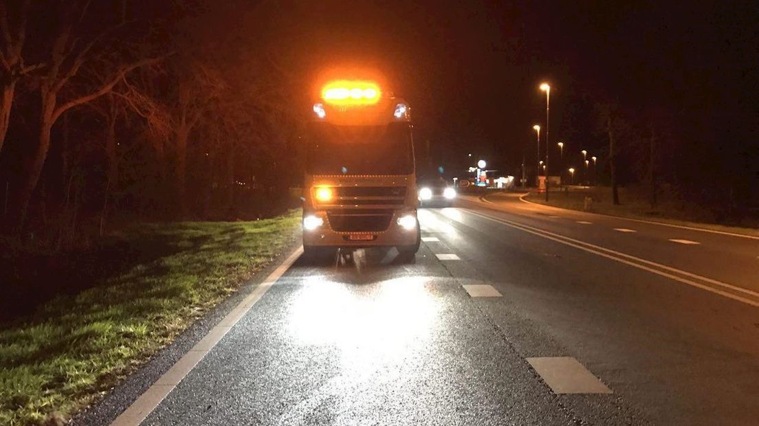 Auto belandt op de kop in sloot bij Vriezenveen