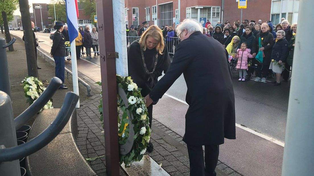 Burgemeester Pauline Krikke legt een krans bij het gedenkteken op de Parallelweg