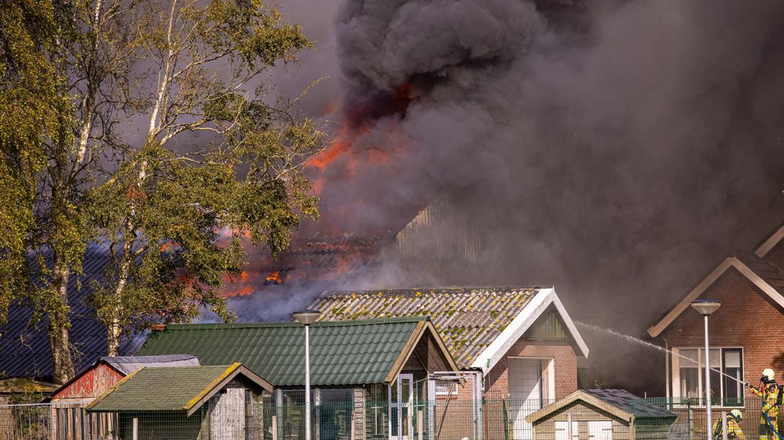 In Hasselt staat een stal in brand; rook in wijde omgeving te zien